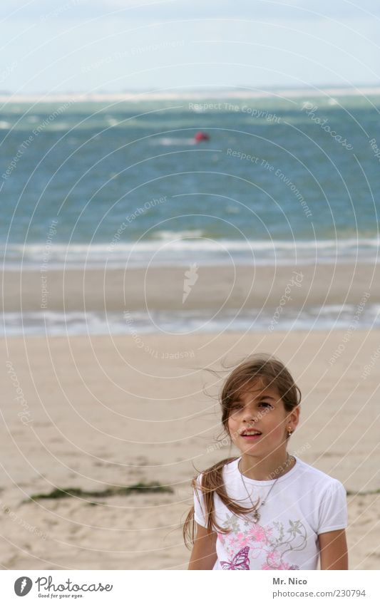 mehr meer Ferien & Urlaub & Reisen Sommer Sommerurlaub Strand Meer Mädchen Umwelt Natur Schönes Wetter Küste Nordsee T-Shirt langhaarig Glück Zufriedenheit