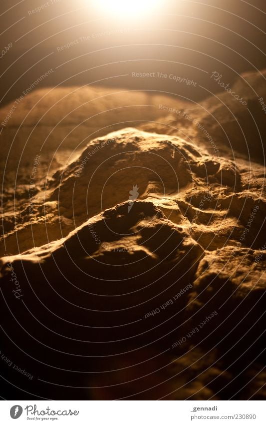 Licht ins Dunkel bring Erde Sand Felsen Berge u. Gebirge braun schwarz Stein Wand Felswand Detailaufnahme Schattenspiel Schattenseite erleuchten Beleuchtung