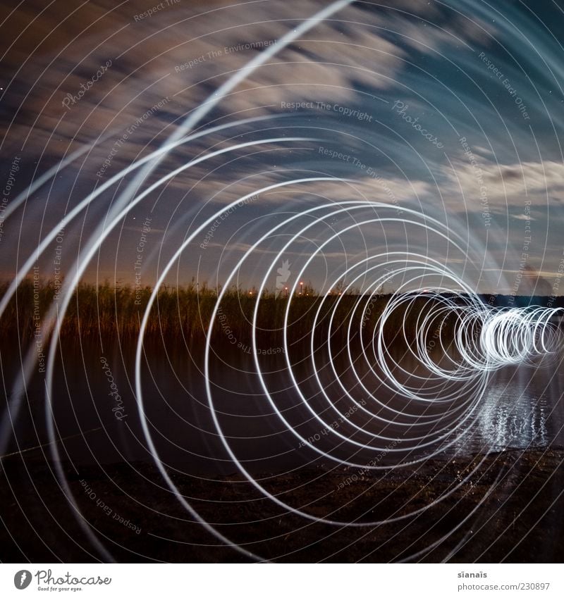 dimensionsloch Natur Landschaft Wasser Himmel Nachthimmel Seeufer Teich zeichnen dunkel Surrealismus Taschenlampe geisterhaft Dimension Spirale Sog Tunnel