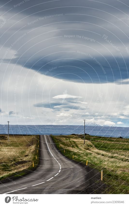 Linkskurve Landschaft Himmel Wolken Frühling schlechtes Wetter Wind Gras Wiese Berge u. Gebirge Schneebedeckte Gipfel Straßenverkehr dunkel Unendlichkeit blau