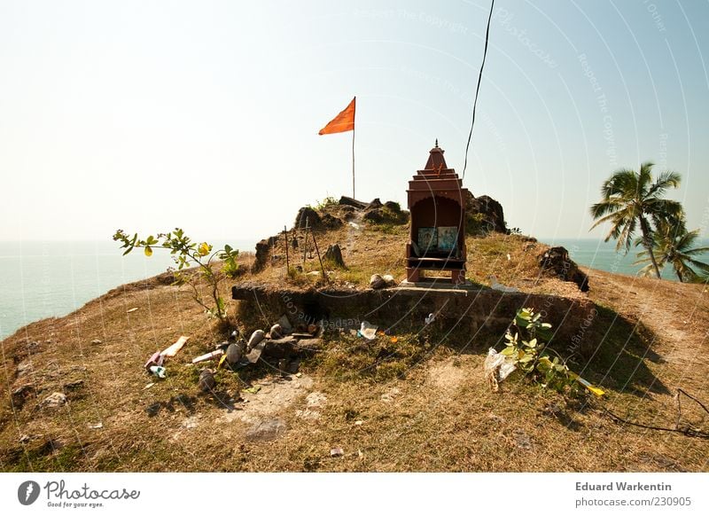 ... schrein, oben... Natur Landschaft Pflanze Wasser Himmel Hügel Gipfel Religion & Glaube Schrein Palme Fahne Meer Indien Goa Asien Farbfoto Außenaufnahme