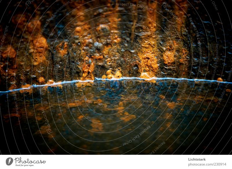 vom leben und sterben (V) Umwelt Urelemente Wasser Metall Rost alt kalt blau braun gold schwarz Farbfoto Außenaufnahme Detailaufnahme Strukturen & Formen