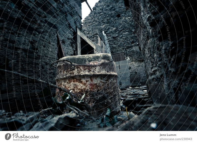 Kitchen's closed Menschenleer Ruine Gebäude Mauer Wand blau rot schwarz Vergänglichkeit schäbig Demontage Abrissgebäude abrissreif alt Altbau Farbfoto