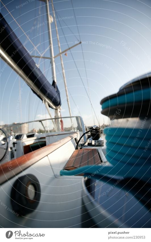 Yacht Reichtum Segeln Segelboot Segelschiff Sommer Sommerurlaub Schifffahrt Bootsfahrt Sportboot Jacht blau Farbfoto Außenaufnahme Nahaufnahme