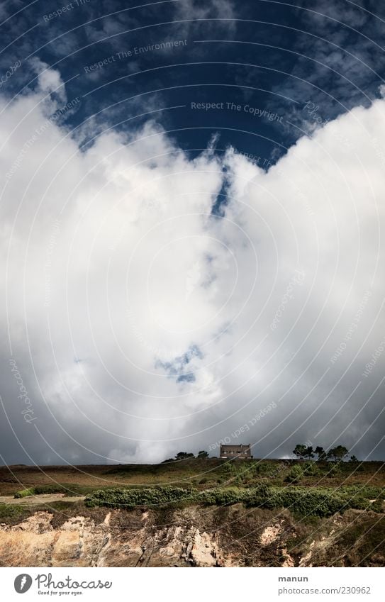 Wolkenkuckucksheim Natur Landschaft Urelemente Erde Sand Luft Wetter Schönes Wetter Baum Sträucher Felsen Küste Klippe Bretagne Einfamilienhaus Traumhaus