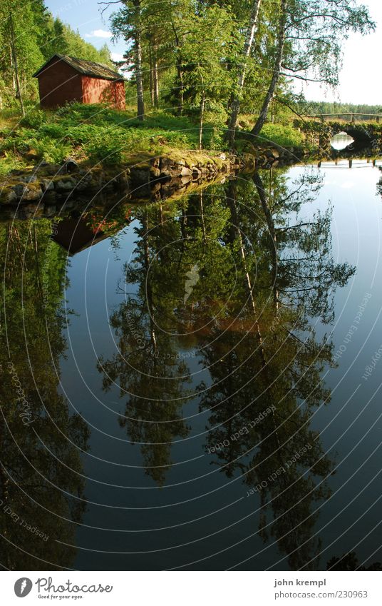 mit ohne hirn Landschaft Wasser Baum Teich See Schweden Haus Hütte Kitsch positiv blau grün rot Glück Lebensfreude Frühlingsgefühle Vertrauen Sicherheit Treue