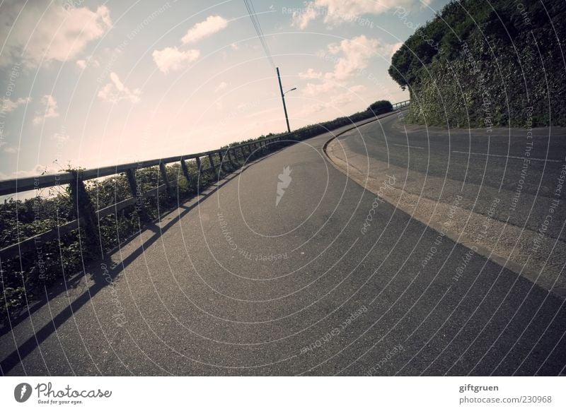 mit 100 sachen Verkehr Verkehrswege Straße Wege & Pfade fahren Geschwindigkeit Kurve Fußweg Bürgersteig Geländer Fahrbahn Strommast Hochspannungsleitung Himmel