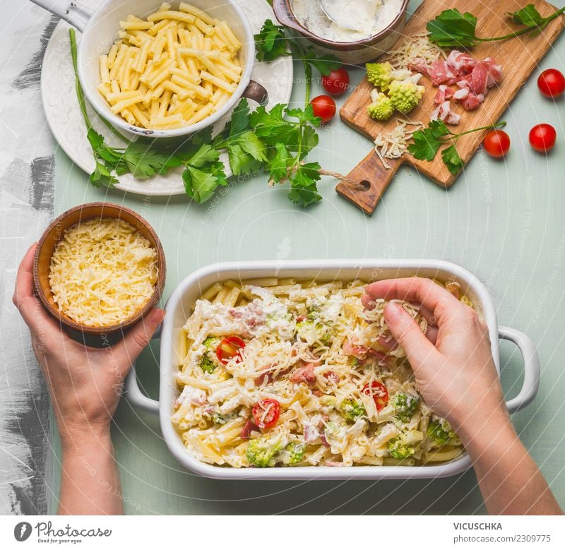 Weibliche Hände machen Nudelauflauf Lebensmittel Ernährung Mittagessen Abendessen Bioprodukte Geschirr Stil Design Häusliches Leben Tisch Küche feminin Hand