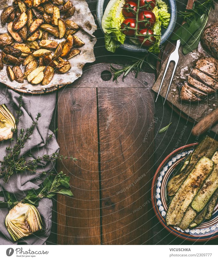 Rustikales Essen Hintergrund Lebensmittel Fleisch Gemüse Salat Salatbeilage Ernährung Abendessen Bioprodukte Geschirr Stil Design Häusliches Leben Tisch Küche