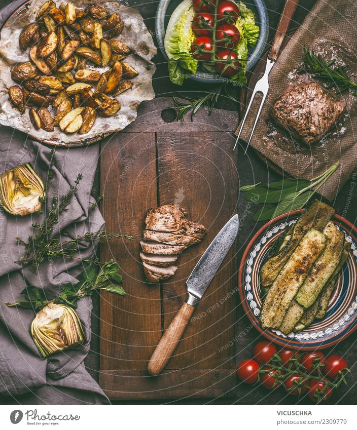 Gebratenes Schweinefleisch und Küchenmesser auf Schneidebrett Lebensmittel Fleisch Gemüse Salat Salatbeilage Kräuter & Gewürze Ernährung Mittagessen Abendessen