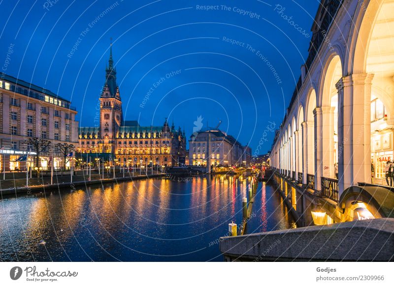 Blick auf das Hamburger Rathaus Wasser Himmel Wolken hamburg Hauptstadt Stadtzentrum Menschenleer Architektur Sehenswürdigkeit historisch maritim modern blau