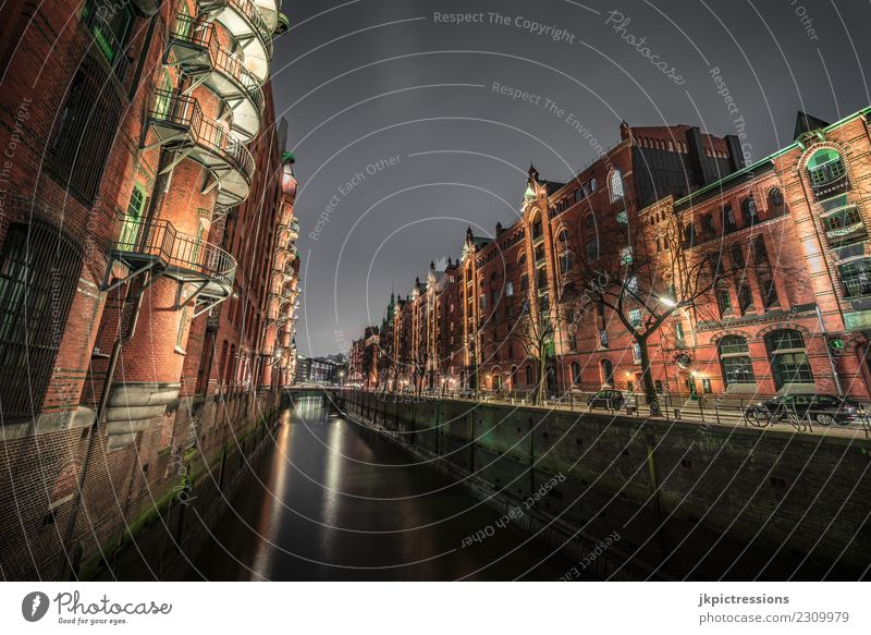 Hamburg Speicherstadt bei Nacht Europa Deutschland Alte Speicherstadt Weltkulturerbe Hafen Nachtaufnahme Weitwinkel Wolken dunkel Geländer Beleuchtung Licht