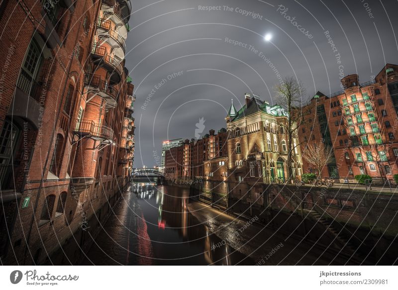 Speicherstadt Hamburg Wasserschloss bei Nacht Europa Deutschland Alte Speicherstadt Weltkulturerbe Hafen Nachtaufnahme Weitwinkel Wolken dunkel Geländer