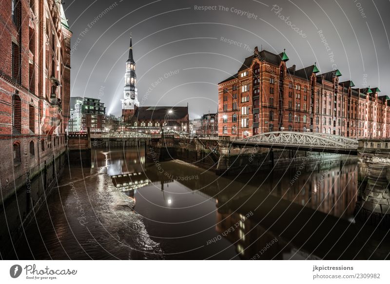 Hamburg Speicherstadt / St Katharinen Kirche bei Nacht Europa Deutschland Alte Speicherstadt Weltkulturerbe Hafen Nachtaufnahme Weitwinkel Wolken dunkel