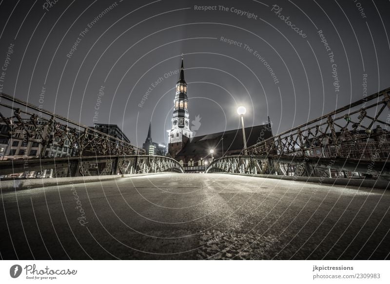 Hamburg Brücke / St Katharinen Kirche bei Nacht Europa Deutschland Alte Speicherstadt Weltkulturerbe Hafen Nachtaufnahme Weitwinkel Wolken dunkel Geländer