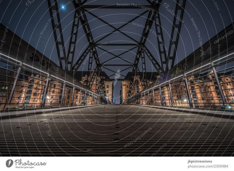 Weitwinkel Brücken Foto in Hamburg Speicherstadt Europa Deutschland Alte Speicherstadt Weltkulturerbe Hafen Nacht Nachtaufnahme Mond dunkel Brückengeländer