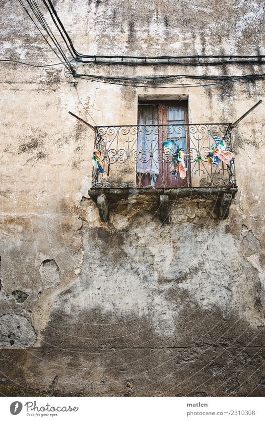 morbide Kleinstadt Altstadt Haus Mauer Wand Fassade Balkon Fenster alt dunkel blau braun grau weiß marode Kabel Farbfoto Gedeckte Farben Außenaufnahme