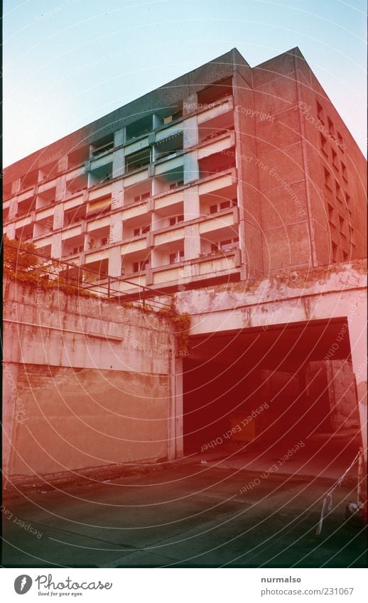 schwarz sieht ROT Umwelt Hauptstadt Haus Hochhaus Brücke Tunnel Bauwerk Gebäude Architektur Fassade Balkon Fenster alt eckig trashig Stadt Stimmung