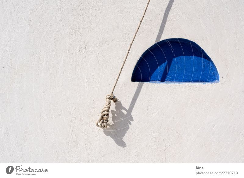 gespannter Augenblick / Griechenland Mauer Wand Knoten blau weiß Stress Partnerschaft Spannung Halbkreis Seil Farbfoto Außenaufnahme Menschenleer Tag