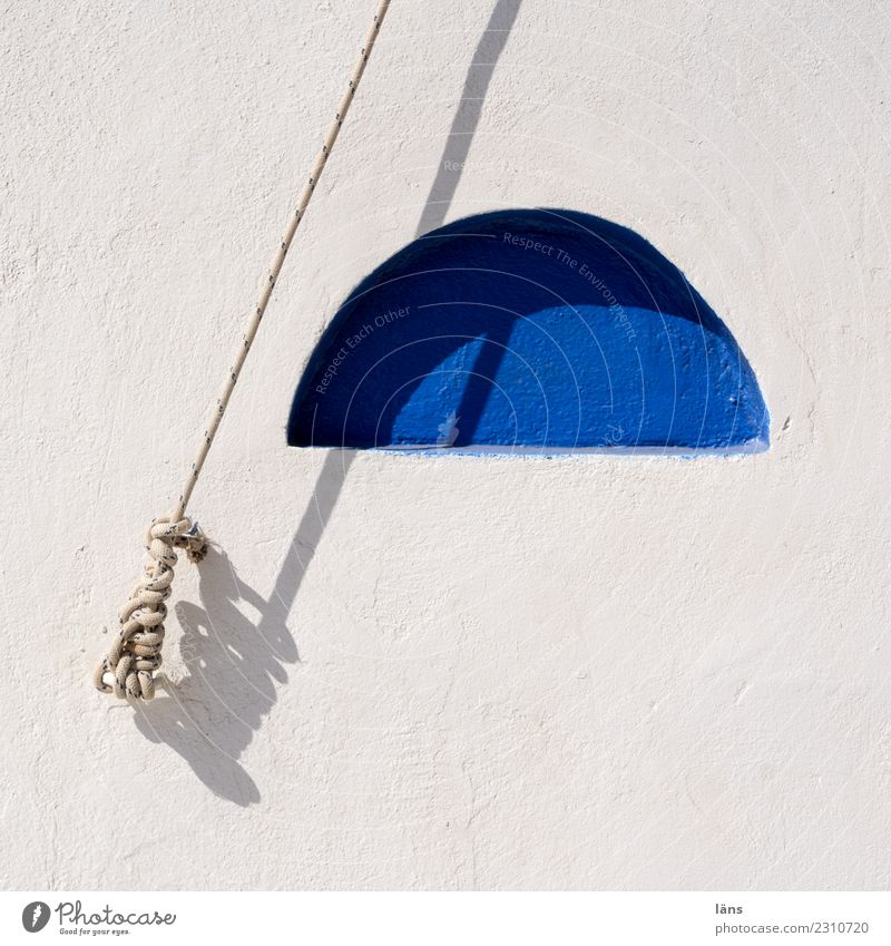 gespannter Augenblick Seil Mauer Wand blau weiß Stress Ordnung Blick nach oben Farbfoto Außenaufnahme Menschenleer Textfreiraum links Textfreiraum rechts Licht