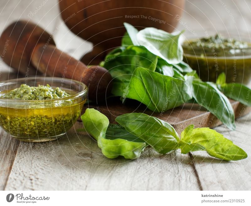 Pesto-Sauce und frisches Basilikum auf einem Holztisch Vegetarische Ernährung Schalen & Schüsseln Gastronomie Blatt natürlich grün Tradition aromatisch Gewürz