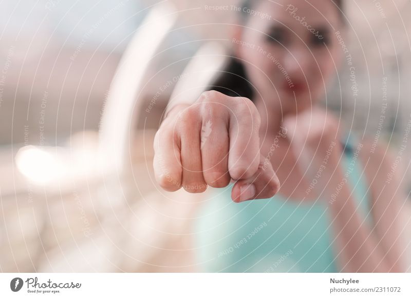 Die Frau hat die Faust geballt und ist bereit, aus der Nähe zu schlagen. Lifestyle Stil Körper Gesicht Sport Kampfsport Mensch Erwachsene Hand Fitness sportlich