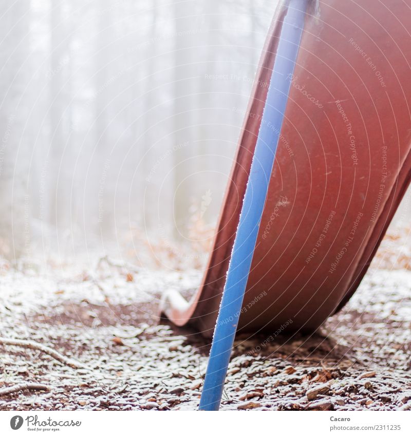 frozen slide Rutsche Spielplatz Wald Winter Schnee Nebel Eis Frost kalt blau rot ruhig Traurigkeit Tod Sehnsucht Enttäuschung Einsamkeit ungewiss Kindheit