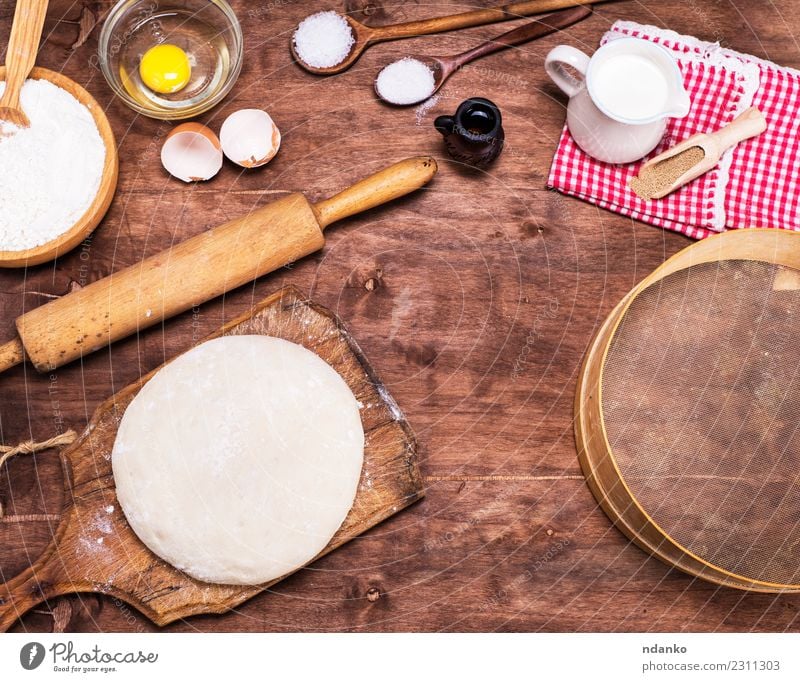 Hefeteig aus Weizenweißmehl Teigwaren Backwaren Brot Brötchen Schalen & Schüsseln Löffel Tisch Küche Sieb Holz Essen frisch natürlich braun Nudelholz