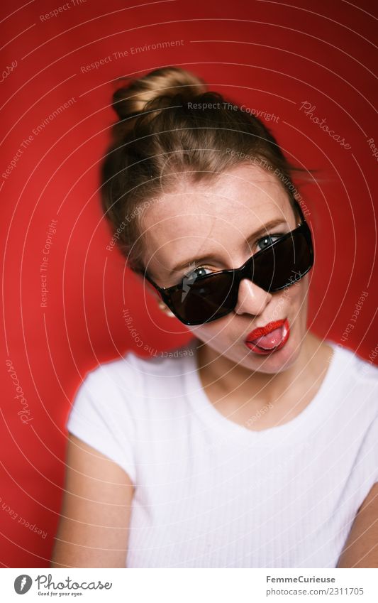 Young woman with sunglasses stretching out tongue Stil feminin Junge Frau Jugendliche Erwachsene 1 Mensch 18-30 Jahre schön frech Coolness Sonnenbrille Zunge