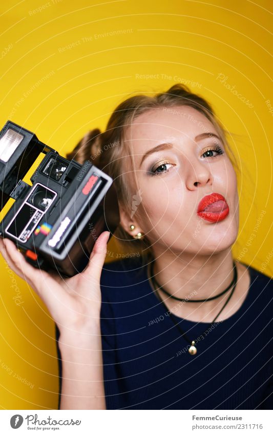 Young woman holding an instant camera Lifestyle Stil feminin Junge Frau Jugendliche Erwachsene 1 Mensch 18-30 Jahre Freizeit & Hobby Kreativität