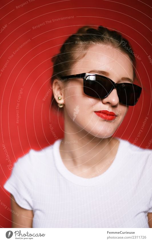 Portrait of a young blonde woman with sunglasses Lifestyle Stil feminin Junge Frau Jugendliche Erwachsene 1 Mensch 18-30 Jahre Identität einzigartig schön