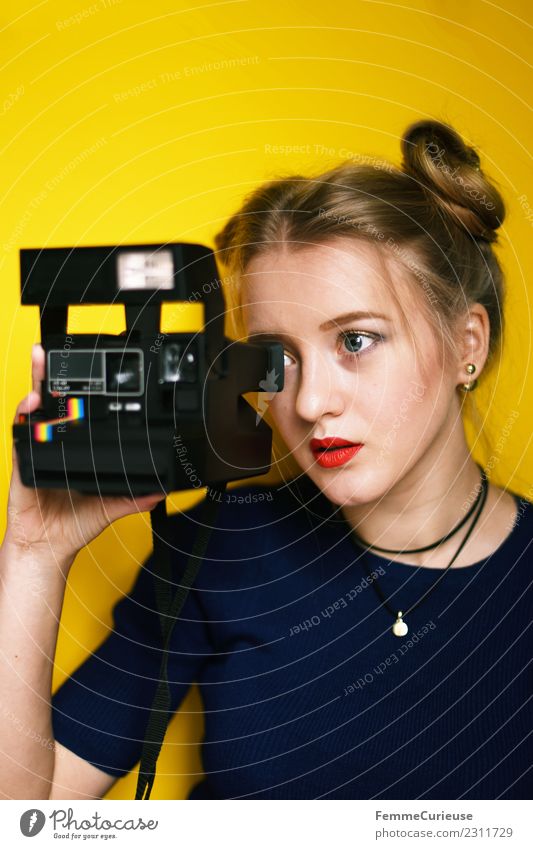 Young woman taking pictures with an instant camera Lifestyle elegant Stil feminin Junge Frau Jugendliche Erwachsene 1 Mensch 18-30 Jahre Kreativität gelb blond