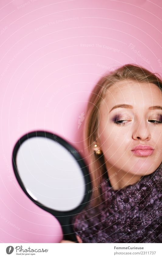 Young woman looking at herself in hand mirror elegant Stil feminin Junge Frau Jugendliche Erwachsene 1 Mensch 18-30 Jahre schön Handspiegel Blick Spiegel