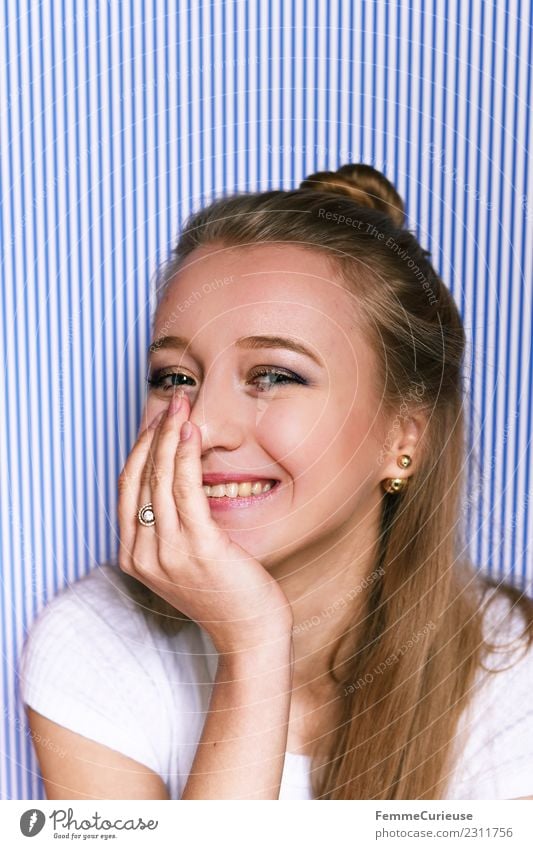 Portrait of a young, happy and smiling woman feminin Junge Frau Jugendliche Erwachsene 1 Mensch 18-30 Jahre schön Dutt Haare & Frisuren Lächeln Gute Laune