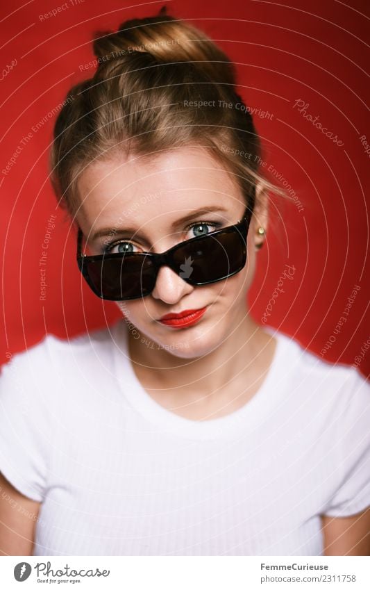 Young annoyed looking woman with sunglasses Lifestyle feminin Junge Frau Jugendliche Erwachsene 1 Mensch 18-30 Jahre Langeweile genervt Sonnenbrille Dutt