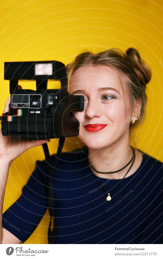 Young woman taking pictures with an instant camera feminin Junge Frau Jugendliche Erwachsene 1 Mensch 18-30 Jahre Freizeit & Hobby Fotografie Fotografieren