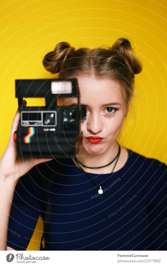 Young woman with an instant camera Lifestyle Stil feminin Junge Frau Jugendliche Erwachsene 1 Mensch 18-30 Jahre Kreativität schön Fotografie Fotografieren