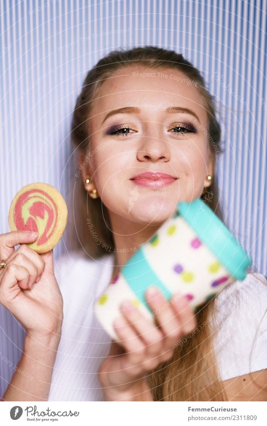 Young blonde girl holding a coffee mug & cookie feminin Junge Frau Jugendliche Erwachsene 1 Mensch 18-30 Jahre Freizeit & Hobby Freude genießen Kaffeepause