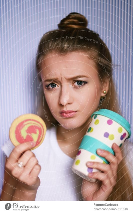 Young woman with cookie and coffee mug feminin Junge Frau Jugendliche Erwachsene 1 Mensch 18-30 Jahre Freizeit & Hobby Mürbeplätzchen Keks Backwaren Zucker