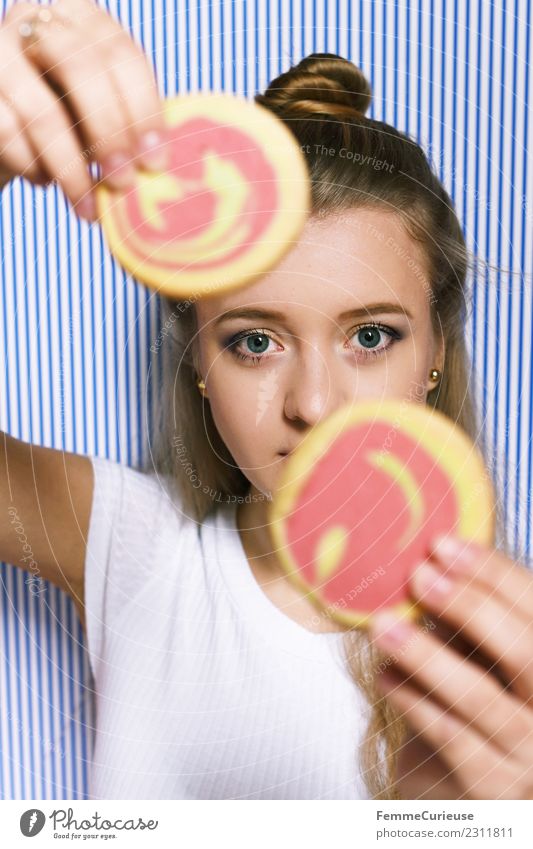 Young blonde woman holding two cookies in her hands feminin Junge Frau Jugendliche Erwachsene 1 Mensch 18-30 Jahre Freizeit & Hobby Freude Keks 2 Backwaren