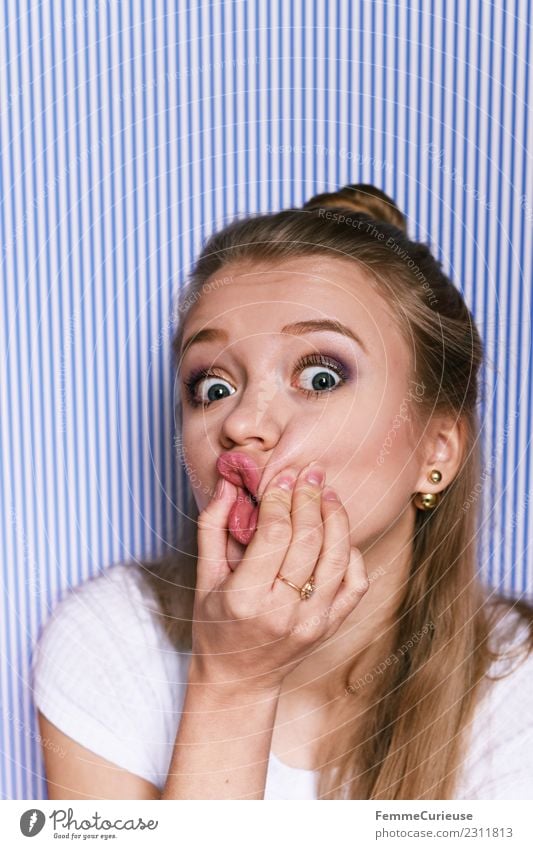 Girl making a funny face feminin Junge Frau Jugendliche Erwachsene 1 Mensch 18-30 Jahre Freude lustig Fischmund spaßig Mund Strukturen & Formen herumalbern