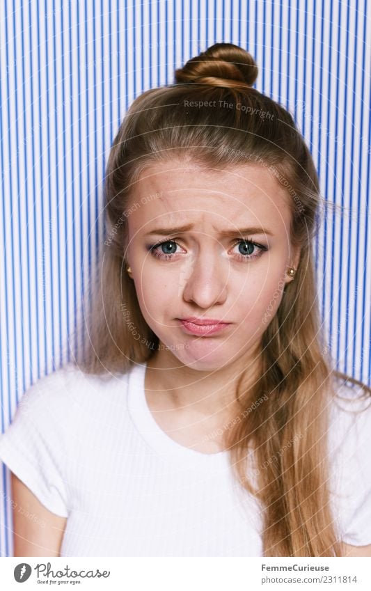 Young woman with critical facial expression Lifestyle feminin Junge Frau Jugendliche Erwachsene 1 Mensch 18-30 Jahre Kommunizieren Geige Gesichtsausdruck blond