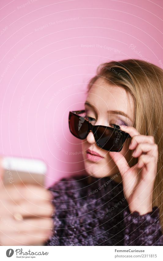 Girl with sunglasses taking a self portrait with smartphone Lifestyle elegant Stil Technik & Technologie Unterhaltungselektronik feminin Junge Frau Jugendliche