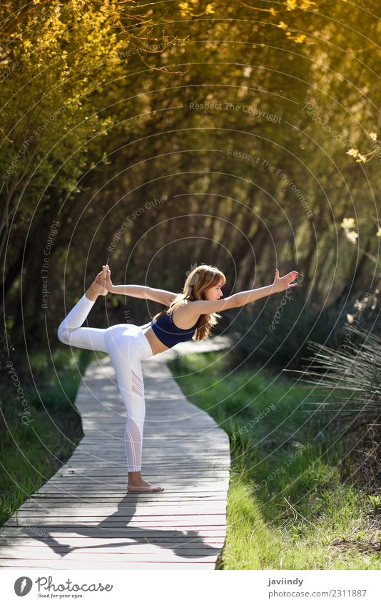 Junge Frau, die Yoga in der Natur macht. Lifestyle schön Körper Erholung Meditation Sommer Sport Mensch Jugendliche Erwachsene 1 18-30 Jahre Gras Fitness sitzen