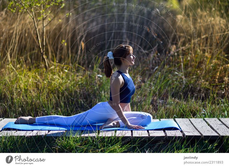 Junge Frau, die Yoga in der Natur macht. Lifestyle schön Körper Erholung Meditation Sommer Sport Mensch Jugendliche Erwachsene 1 18-30 Jahre 30-45 Jahre Gras