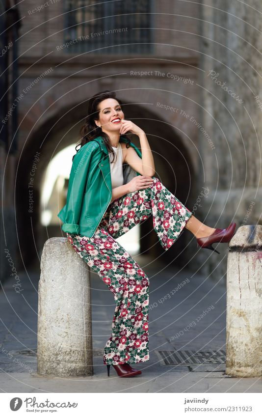 Junge Frau, Model der Mode, lächelnd im urbanen Hintergrund. Lifestyle Stil Glück schön Haare & Frisuren Gesicht Mensch feminin Jugendliche Erwachsene Zähne 1