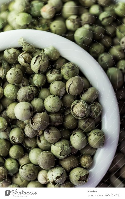 Grüne Pfefferkörner in weißer Schale grüner Pfeffer Lebensmittel Kräuter & Gewürze Bioprodukte Schalen & Schüsseln trocken Würzig kochen & garen Steingut