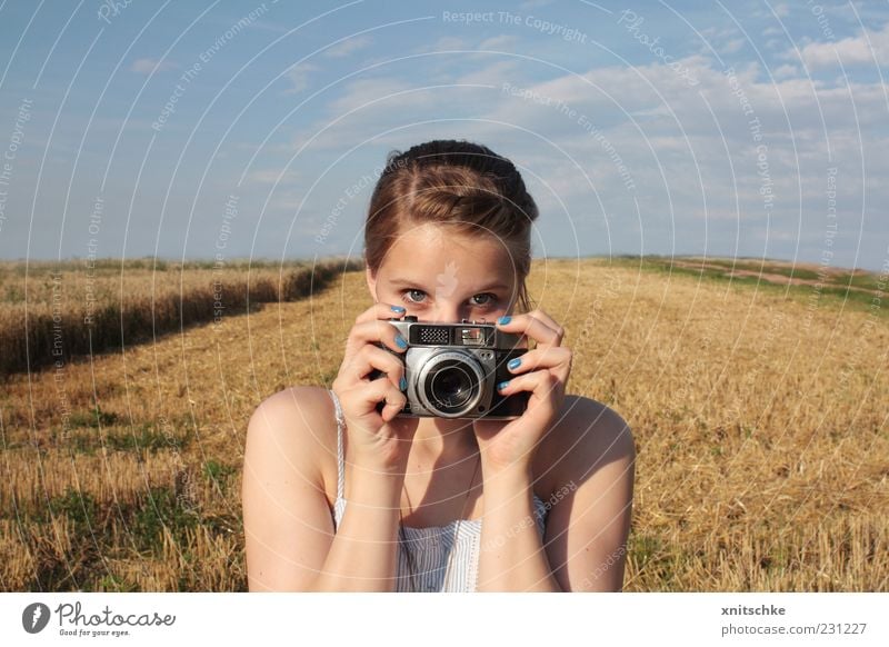 FRAU MIT ANALOGKAMERA II Nagellack Sommer Fotokamera feminin Junge Frau Jugendliche Kopf Hand Landschaft Wolken Schönes Wetter Feld Scheitel gebrauchen