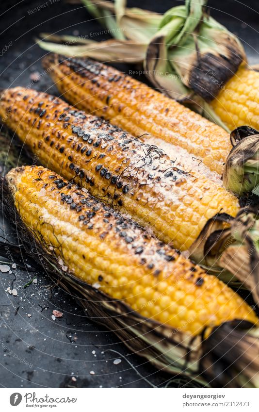 Gebratener Mais auf dem Grill Gemüse Ernährung Vegetarische Ernährung Sommer frisch heiß lecker gelb gold grillen gebraten Grillrost Lebensmittel Kolben