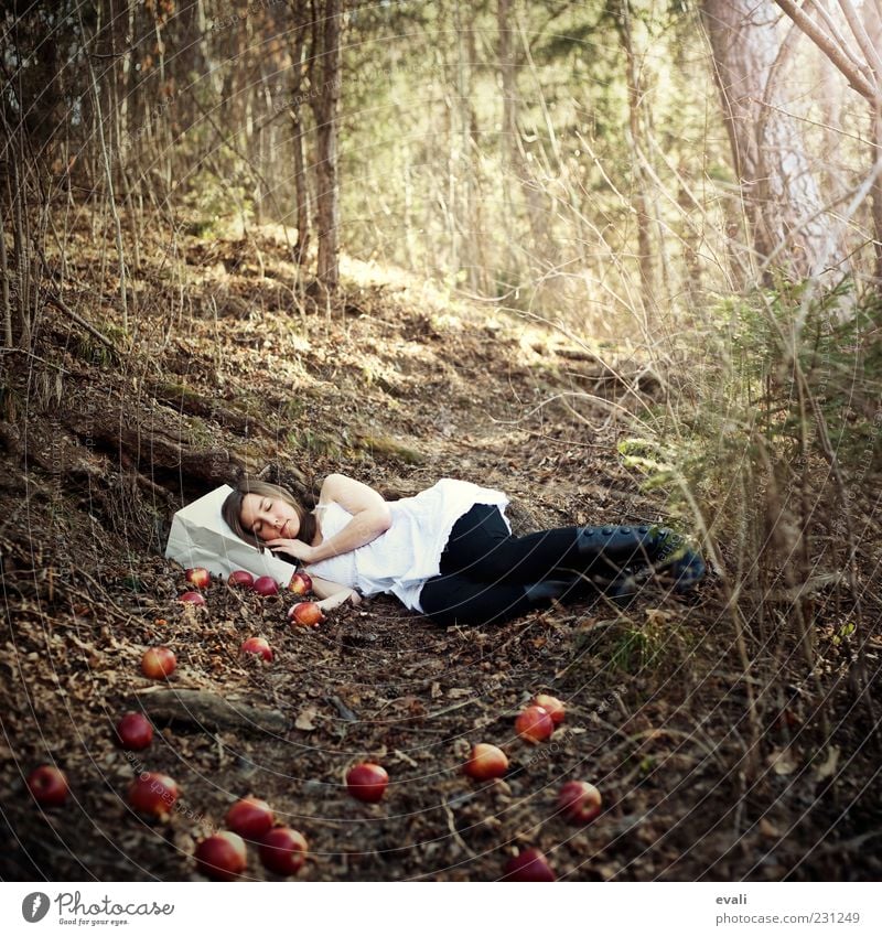 Paper bag dreams II Apfel feminin Junge Frau Jugendliche Erwachsene 1 Mensch 18-30 Jahre Baum Wald schlafen träumen gelb grün rot weiß Tüte Farbfoto